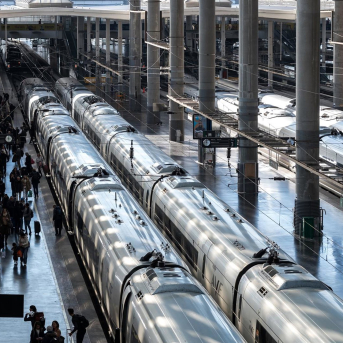 Viajeros cogen su tren en la estación de Madrid-Puerta de Atocha-Almudena Grandes, a 17 de febrero de 2026, en Madrid (España).   Diego Radamés - Europa Press