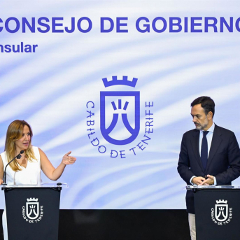 La presidenta del Cabildo de Tenerife, Rosa Dávila, y el vicepresidente, Lope Afonso, en la rueda de prensa para dar cuenta de los acuerdos del Consejo de Gobierno JUANJO VELÁZQUEZ FOTÓGRAFO La presidenta del Cabildo de Tenerife, Rosa Dávila, y el vicepresidente, Lope Afonso, en la rueda de prensa para dar cuenta de los acuerdos del Consejo de Gobierno JUANJO VELÁZQUEZ FOTÓGRAFO