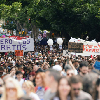 Miles de personas se manifiestan en Málaga por el derecho a la vivienda. Álex Zea - Europa Press