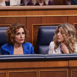 La vicepresidenta primera y ministra de Hacienda, María Jesús Montero (i), y la vicepresidenta segunda y ministra de Trabajo y Economía Social, Yolanda Díaz | Matias Chiofalo / Europa Press
