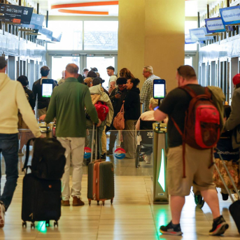 Pasajeros en un aeropuerto de Florida. Imagen de archivo Europa Press/Contacto/Jefferee Woo