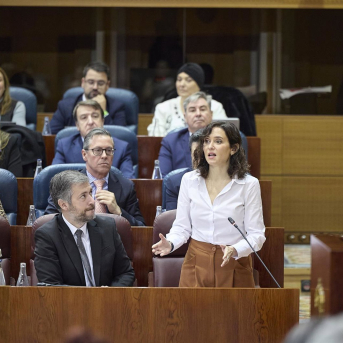 Ayuso sostiene que la izquierda extrema cae rendida ante el poder del caviar y que Sánchez les ha comido la tostada
