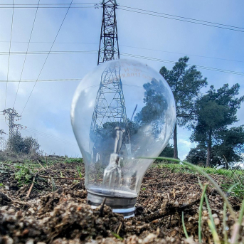 Una bombilla clavada el césped delante de una torre de energía eléctrica Ricardo Rubio - Europa Press Una bombilla clavada el césped delante de una torre de energía eléctrica Ricardo Rubio - Europa Press