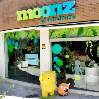 Una clínica Moonz, la marca dental especializada en ortodoncia para toda la familia y odontopediatría perteneciente a Donte Group. DONTE GROUP