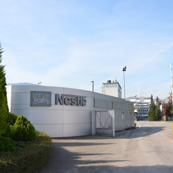 Nestlé recorta un 30% el consumo de agua en sus diez fábricas de España desde 2021 Nestlé recorta un 30% el consumo de agua en sus diez fábricas de España desde 2021