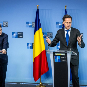 El secretario general de la OTAN, Mark Rutte, en una rueda de prensa conjunta con el presidente de Rumanía, Nicusor Dan, en la sede de la Alianza Atlántica. OTAN