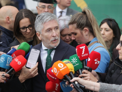 El ministro del Interior, Fernando Grande-Marlaska, atiende a los medios en Algeciras (Cádiz). NONO RICO/EUROPA PRESS