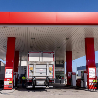Un camión reposta en una gasolinera Alberto Ortega - Europa Press Un camión reposta en una gasolinera Alberto Ortega - Europa Press