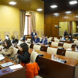 El Parlamento andaluz tumba la propuesta del PSOE-A para que la Junta se persone en los casos penales por los fallos en los cribados de cáncer de mama