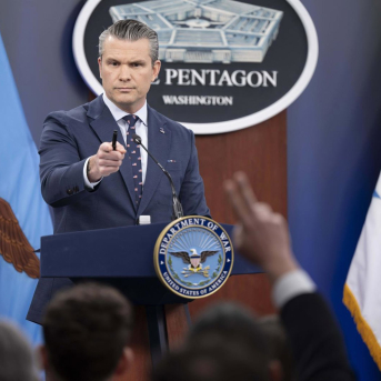 El secretario de Defensa de EEUU, Pete Hegseth, en una rueda de prensa sobre la guerra en Irán. Po1 Eric Brann/Dod/Planet Pix vi / DPA