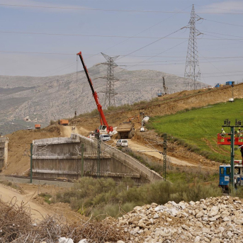 Imagen de las obras de emergencias sobre el talud que se vio afectado por el temporal a su paso por Álora (Málaga) y que mantiene sin servicio directo la conexión del AVE Madrid-Málaga. A fecha de 19 de marzo de 2026. Álex Zea - Europa Press