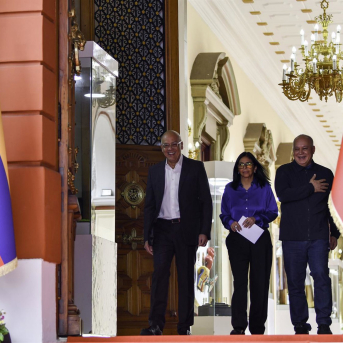 De izquierda a derecha, Jorge Rodríguez, Delcy Rodríguez y Diosdado Cabello Europa Press/Contacto/Ding Hongfa De izquierda a derecha, Jorge Rodríguez, Delcy Rodríguez y Diosdado Cabello Europa Press/Contacto/Ding Hongfa