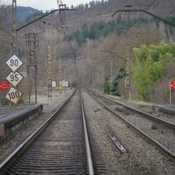 Vías de tren en País Vasco (España). Iñaki Berasaluce - Europa Press