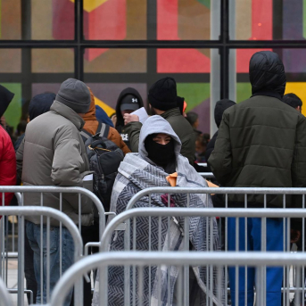Migrantes congregados frente al centro del Servicio de Migración y Control de Aduanas (ICE) Andrea Renault/ZUMA Press Wire/d / DPA Migrantes congregados frente al centro del Servicio de Migración y Control de Aduanas (ICE) Andrea Renault/ZUMA Press Wire/d / DPA