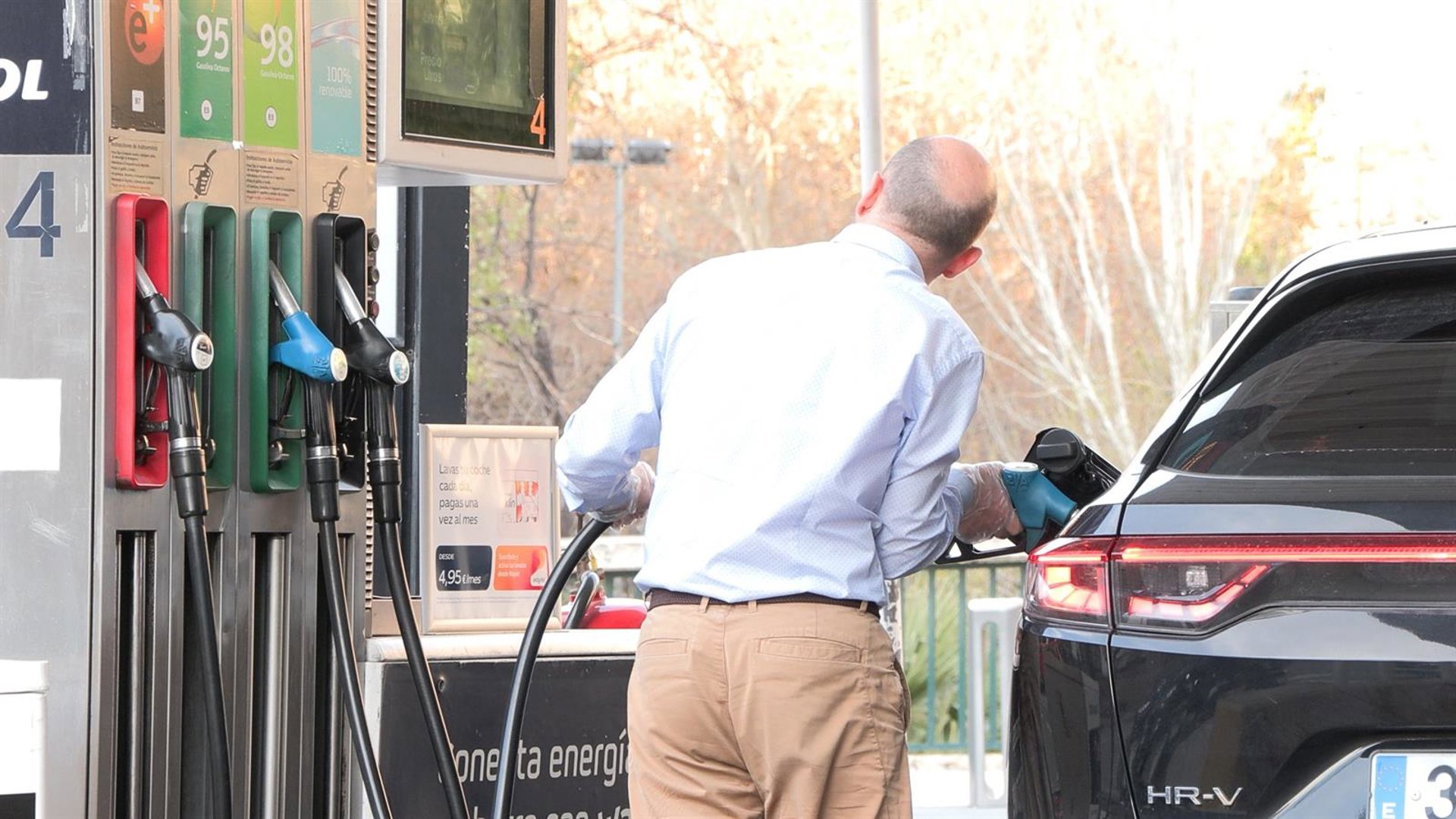 Hombre repostando combustible en una gasolinera EUROPA PRESS
