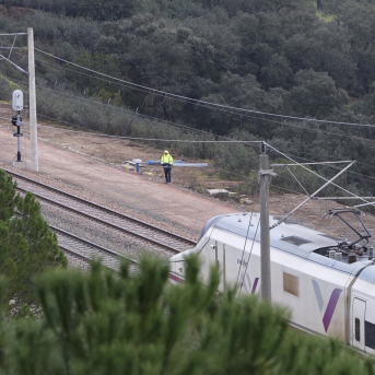 Imagen de un tren AVE a su paso por el tramo de vía, completamente restaurado, donde ocurrió el trágico accidente del pasado 18 de enero en Adamuz (Córdoba) Pedro Funes - Europa Press