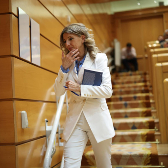 La vicepresidenta segunda y ministra de Trabajo y Economía Social, Yolanda Díaz, a su salida de una sesión plenaria en el Senado, a 17 de marzo de 2026, en Madrid (España).  Alejandro Martínez Vélez - Europa Press