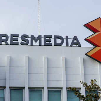 Letras y logo de Atresmedia en lo alto de la sede del grupo de comunicación Atresmedia en San Sebastián de los Reyes, en Madrid (España) Ricardo Rubio - Europa Press