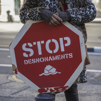 Una persona sujeta un cartel de 'Stop desnonamients'. Jorge Gil - Europa Press