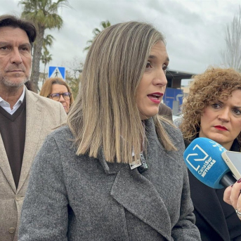 La vicesecretaria general del PSOE-A, María Márquez, atiende a los medios en Huelva. PSOE