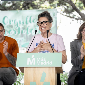 La portavoz del grupo de Más Madrid en la Asamblea de Madrid, Manuela Bergerot, interviene durante la celebración en Móstoles de las fiestas del 2 de mayo, a 2 de mayo de 2025 A. Pérez Meca - Europa Press