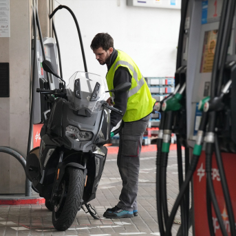 Una persona echa combustible, a 4 de marzo de 2026, en Barcelona, Catalunya (España) EP