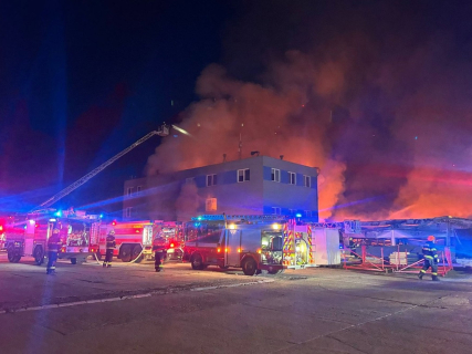 Imagenes del incendio provocado por el ataque a una sede de una empresa de defensa israelí en la localidad de Pardubice. POLICÍA DE REPÚBLICA CHECA