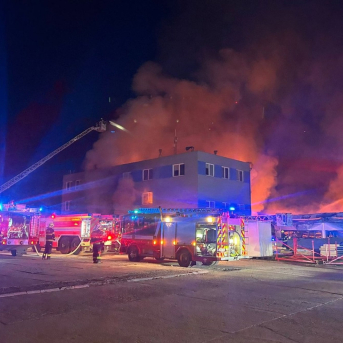 Imagenes del incendio provocado por el ataque a una sede de una empresa de defensa israelí en la localidad de Pardubice. POLICÍA DE REPÚBLICA CHECA Imagenes del incendio provocado por el ataque a una sede de una empresa de defensa israelí en la localidad de Pardubice. POLICÍA DE REPÚBLICA CHECA