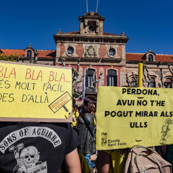 Sindicatos docentes se reúnen en el Parlament con Junts, ERC, Comuns y CUP y reprochan la ausencia del PSC