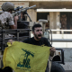 Un hombre en Líbano con una bandera de Hezbolá Marwan Naamani/dpa