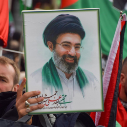 Manifestantes sostienen una imagen del nuevo líder supremo de Irán, Mojtaba Jamenei Europa Press/Contacto/Vuk Valcic