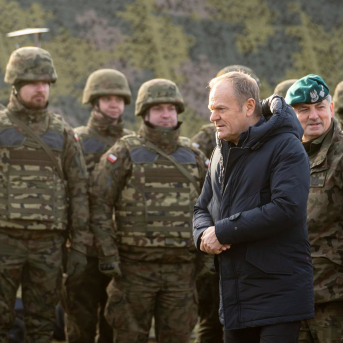 El primer ministro polaco, Donald Tusk, durante una visita a las tropas. Marek Antoni Iwanczuk/SOPA Image / DPA