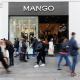 Varias personas caminan frente a una tienda de Mango, a 3 de enero de 2023, en Madrid (España). Eduardo Parra - Europa Press