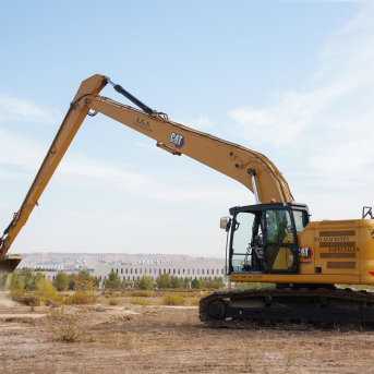 Una excavadora de las obras de la Ciudad de la Justicia en el barrio madrileño de Valdebebas, a 16 de octubre de 2025, en Madrid (España). Matias Chiofalo - Europa Press