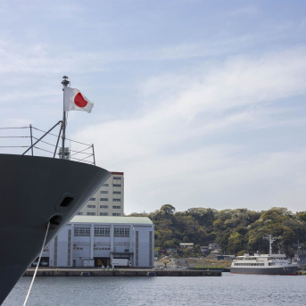 Bandera japonesa en un buque dentro de la base naval de la Fuerza de Autodefensa Marítima de Japón (archivo) Europa Press/Contacto/Stanislav Kogiku