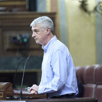 El diputado de EH Bildu Oskar Matute interviene durante una sesión plenaria, en el Congreso Jesús Hellín - Europa Press