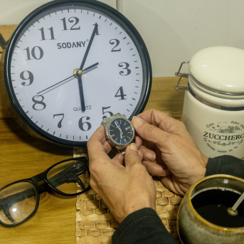 Una persona cambiando la hora en un reloj, a 20 de octubre de 2025, en Madrid (España). Europa Press. Una persona cambiando la hora en un reloj, a 20 de octubre de 2025, en Madrid (España). Europa Press.