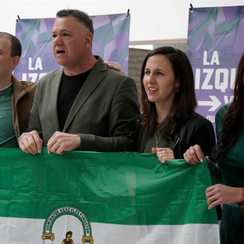 El candidato a la presidencia de la Junta de Andalucía, Juan Antonio Delgado, y la diputada y secretaria general de Podemos, Ione Belarra, en un acto en Sevilla. PODEMOS