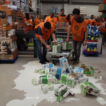 Unións Agrarias tira leche en una protesta por la fuerte caída del precio al llegar producto de Portugal y Francia Unións Agrarias tira leche en una protesta por la fuerte caída del precio al llegar producto de Portugal y Francia