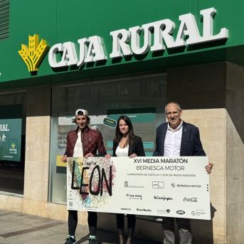 El concejal de Deportes del Ayuntamiento de León, Vicente Canuria (derecha), ha participado este jueves en la presentación de la camiseta de la prueba, de la mano de Caja Rural. AYUNTAMIENTO DE LEÓN El concejal de Deportes del Ayuntamiento de León, Vicente Canuria (derecha), ha participado este jueves en la presentación de la camiseta de la prueba, de la mano de Caja Rural. AYUNTAMIENTO DE LEÓN