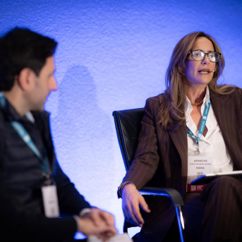 Luis Flores, director digital (CDO) de Gioseppo, y Arancha Pérez-Navarro, directora de Retail, Consumo y Farma de Minsait (Indra). MINSAIT