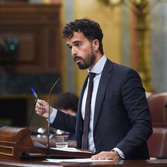 El diputado de VOX, Carlos Hernández Quero, interviene durante una sesión plenaria en el Congreso de los Diputados, a 13 de marzo de 2025, en Madrid (España). Gustavo Valiente - Europa Press