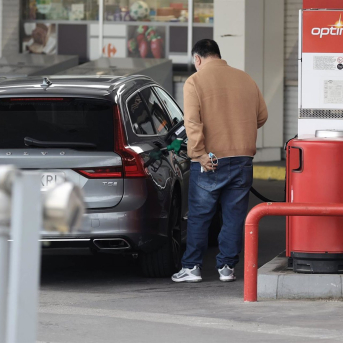 El Parlamento de Cantabria abordará este lunes carburantes, redes sociales y transporte rural en el Pleno