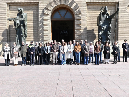 La corporación municipal del Ayuntamiento de Zaragoza durante el minuto de silencio por Silvia, asesinada este sábado por su expareja en el barrio de Las Fuentes. RAMÓN COMET