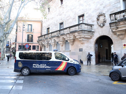 Un furgón de la Policía Nacional llega a la Audiencia Provincial de Baleares, a 17 de enero de 2025, en Palma de Mallorca, Mallorca, Baleares (España).  Isaac Buj - Europa Press