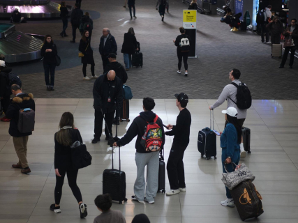 Un grupo de personas en el aeropuerto de LaGuardia, en Nueva York, Estados Unidos (archivo) Europa Press/Contacto/Edna Leshowitz