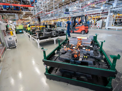 Varios operarios trabajando en una fábrica Marta Vázquez Rodríguez - Europa Press