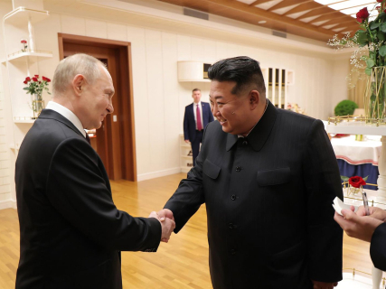 El líder de Corea del Norte, Kim Jong Un (derecha), recibe en Pyongyang al presidente de Rusia, Vladimir Putin (izquierda), durante una visita en junio de 2024 (archivo) -/KCNA via YNA/dpa
