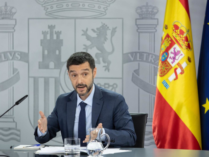 El ministro de Derechos Sociales, Consumo y Agenda 2030, Pablo Bustinduy, ofrece declaraciones a la prensa tras el Consejo de Ministros, a 1 de julio de 2025, en Madrid (España). Alejandro Martínez Vélez - Europa Press