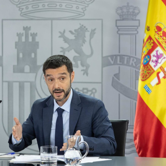 El ministro de Derechos Sociales, Consumo y Agenda 2030, Pablo Bustinduy, ofrece declaraciones a la prensa tras el Consejo de Ministros, a 1 de julio de 2025, en Madrid (España). Alejandro Martínez Vélez - Europa Press